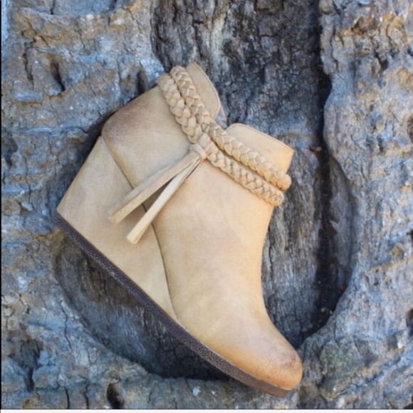 Mata Shoes - New Mata Tan Wedge Size 8
